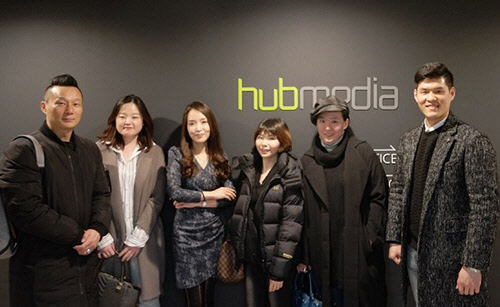 홍소민 대표(좌측 세 번째) 및 5인의 전시 작가 (AYA X Hubmedia.사진자료)